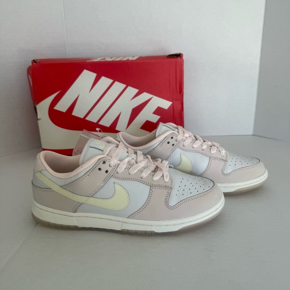 Nike Women Dunk Low Sneakers Light Soft Pink Velvet Laces Size 9.5 New